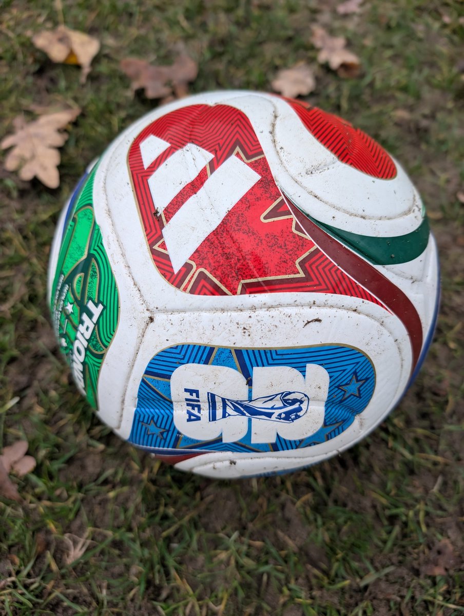 Ależ to jest dzika piłka. Mój domowy ekspert <a href="/msnk_borys/">Borys Msnk</a> mówi, że jak jabulani.Biedni ci bramkarze na MŚ...