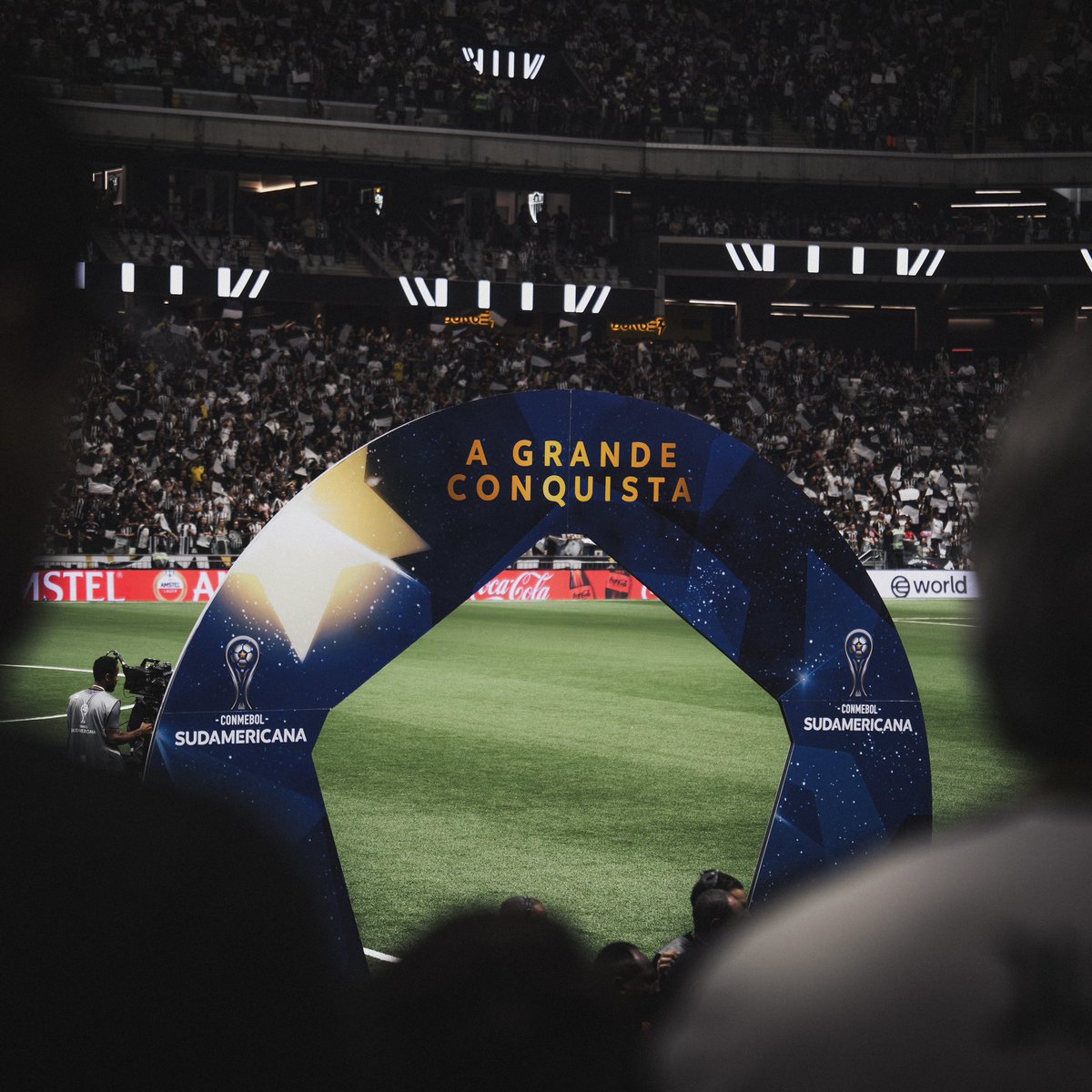 Atletico's tweet photo. 🇵🇾 𝐅𝐈𝐍𝐀𝐋 𝐒𝐔𝐋𝐀: 𝐍𝐎𝐕𝐎 𝐋𝐎𝐓𝐄 𝐃𝐄 𝐈𝐍𝐆𝐑𝐄𝐒𝐒𝐎𝐒

Hoje, às 15h, mais entradas serão liberadas para a decisão no Paraguai! Os bilhetes das Categorias 1 e 2 poderão ser encontrados no site da Conmebol e estarão disponíveis para o público geral! 

🐔 O Galo, que já havia esgotado todos os ingressos disponíveis, seja no setor exclusivo da Massa (atrás do gol), ou no espaço misto (mais centralizado), poderá ampliar ainda mais a sua presença em Assunção! 

🎟️ https://t.co/7BdPXZxUiF

💻 Saiba mais: https://t.co/njqDof6hVE

#AcreditaQueÉGalo | #PorUnaCopaMás