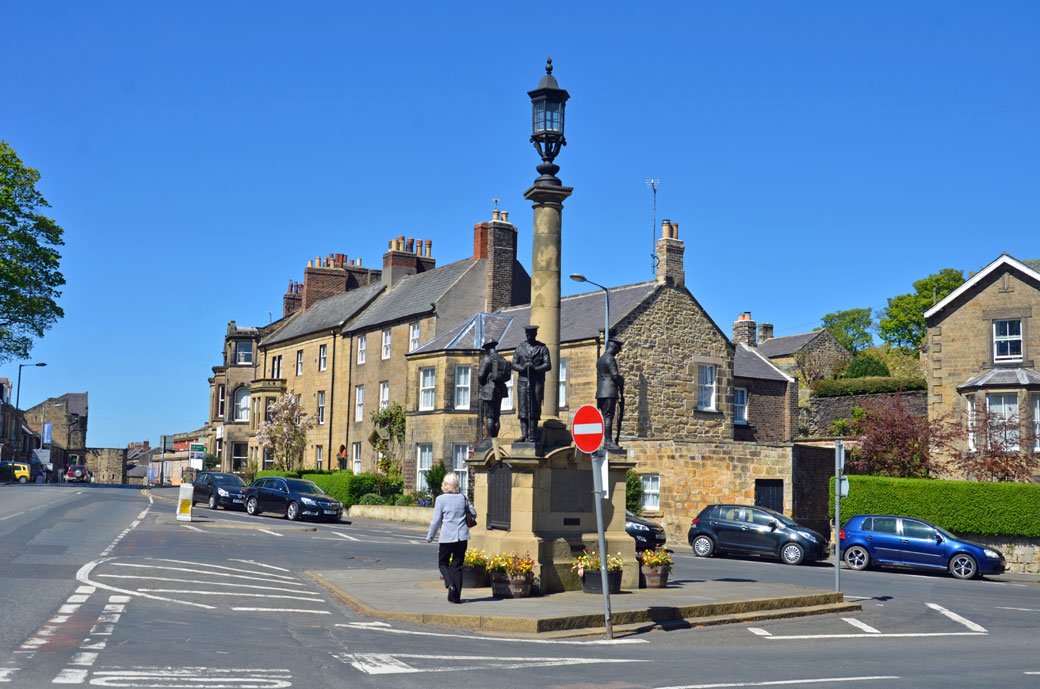 TyneSnapper's tweet image. #Alnwick Alnwick War Memorial, Grade II Listed memorial to those killed in the First and Second World War's together with Korea and Northern Ireland. Unveiled on this day 11th November 1922 by the Duke of Northumberland. More @ flic.kr/s/aHskY4MFmU