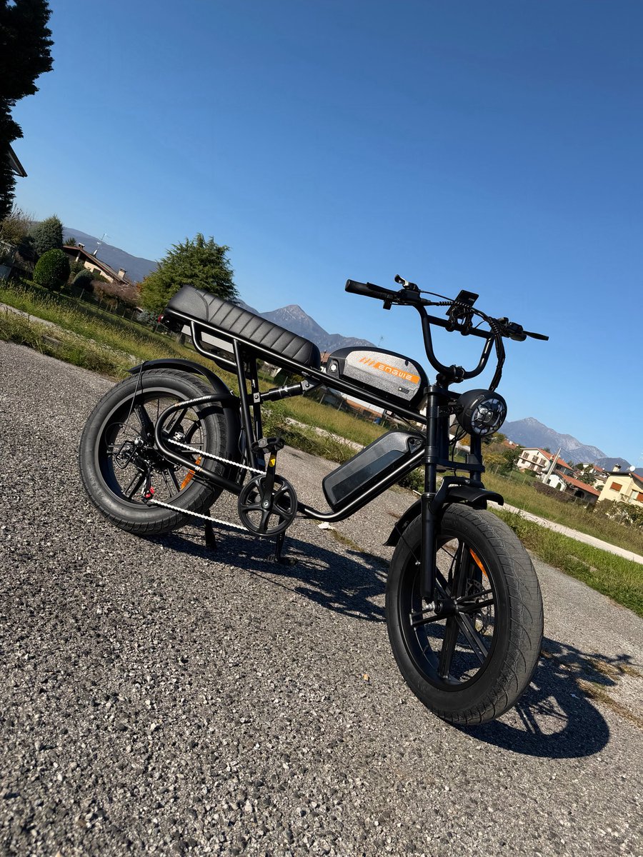 MikyAncona's tweet image. La ENGWE M1 è una di quelle e-bike che appena la provi ti chiedi: “Ma perché non l’ho fatta prima?”
Telaio robusto, gomme fat, autonomia interessante e un feeling di guida che ti porta ovunque senza pensarci due volte.
#mikyancona #mikyanconatech #engwe #engwem1 @OfficialEngwe