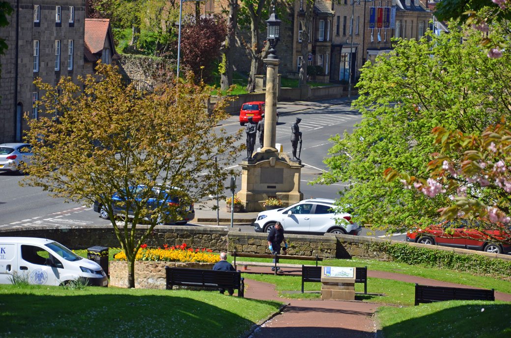TyneSnapper's tweet image. #Alnwick Alnwick War Memorial, Grade II Listed memorial to those killed in the First and Second World War's together with Korea and Northern Ireland. Unveiled on this day 11th November 1922 by the Duke of Northumberland. More @ flic.kr/s/aHskY4MFmU