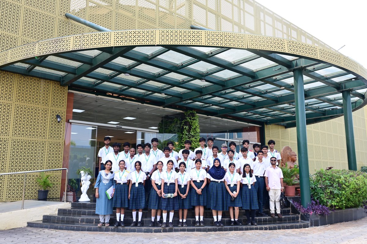 ibsc_skill's tweet image. Students from @Greendale_IS had the opportunity to explore various departments, including 3D printing, biomaterials, #medical #device testing, thereby exploring their understanding of the #MedTech industry during their #industrial visit. #FutureLeaders #Innovation #HealthTech