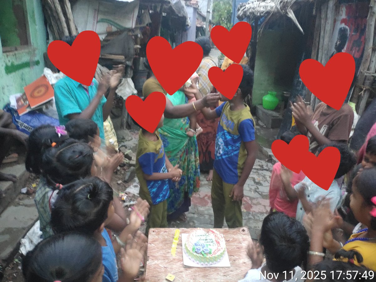 Rajinirasigan53's tweet image. கஷ்டபடுற குடும்பத்தை சேர்ந்த இந்த பையனுக்கு பிறந்த நாள்னால கேக் வாங்கி குடுத்து வெட்ட வெச்சு செலிப்ரெட் பன்னியாச்சு  ❤

பணம் அனுப்பி இதலாம் பன்ன சொன்ன லட்சுமணதாஸ்ன்றவருக்கு நன்றி  🙏🙏❤