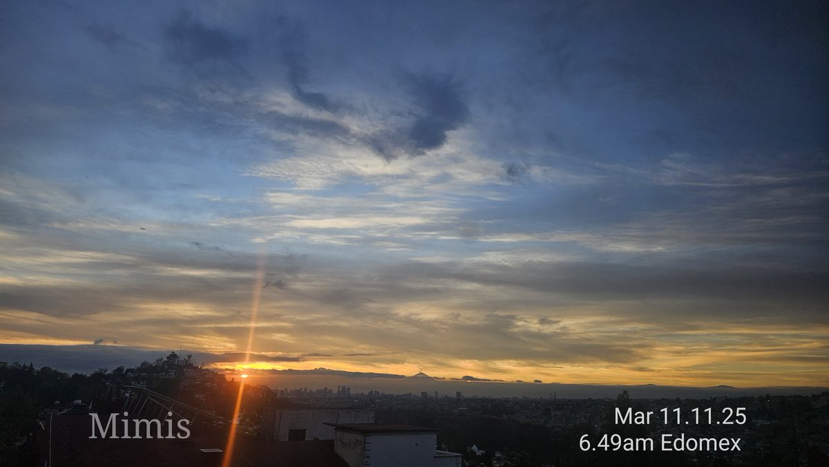 ✨️ Piensa en positivo, la mente es un imán de bendiciones...✨️

Buenos dias ... Asi amanece hoy ...
Don Goyo al fondo, saludando al señor Sol ...

Si me leíste por casualidad, Te deseo un día maravilloso... Bendiciones y Éxito 🍀✨️