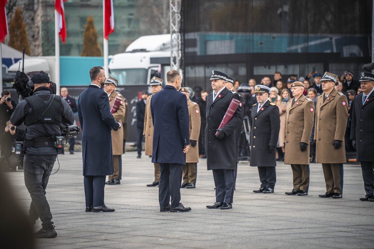 Podczas głównej uroczystości #NarodoweŚwiętoNiepodległości 🇵🇱 na Placu Marszałka Józefa Piłsudskiego w Warszawie:

⚓️ kontradm. Piotr Nieć, zastępca Dowódcy Operacyjnego RSZ, został mianowany na stopień wiceadmirała.
✈️ gen. bryg. pil. Grzegorz Ślusarz, dowódca Centrum Operacji