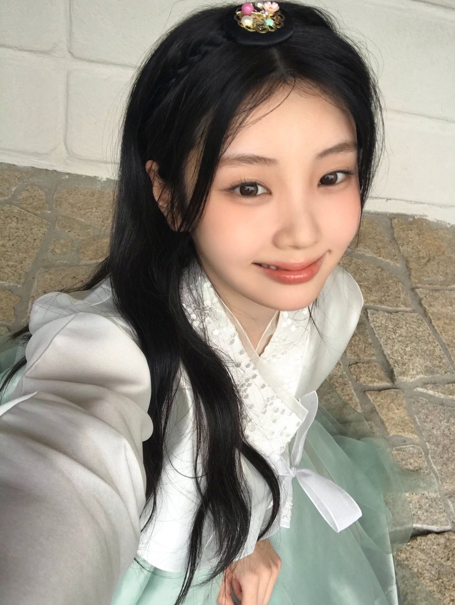 minjulogia's tweet image. ⊹ ࣪ ˖ hihi im bin and im looking for more interactive engene/illies moots ! * ˚ ✦

✦  she her, 20 / eng - esp
✦ not new to #stantwt #kpoptwt 
✦  any fandom is welcomed!
✦  main ults are enhypen &amp;amp; illit !

↻ | ♡ to spread !  ˖ ࣪ ⊹