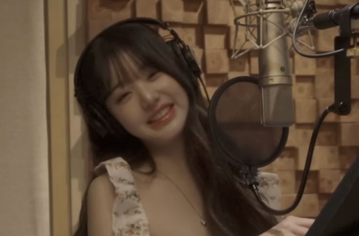 jangvisual's tweet image. wonyoung but her smile gets bigger as you scroll  ( 🪡 )