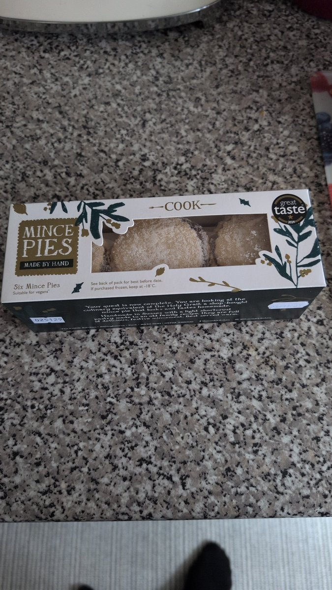 #mincepie For all those who love a mince pie and live near a COOK, try these - one of the best I have tried 🤤 And trust me, I've tried a lot of them over the years! 😋