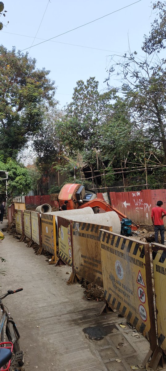 Sunny_Again's tweet image. @mybmc's Own excavator crashed and fell down in drainage. The operator was Not wearing any safety harness or helmet at the time of the crash, Even folks recovering are not using any safety equipment. Value of life of these labours 0. 📍Kala chawki road, Byculla. #CONcreate .