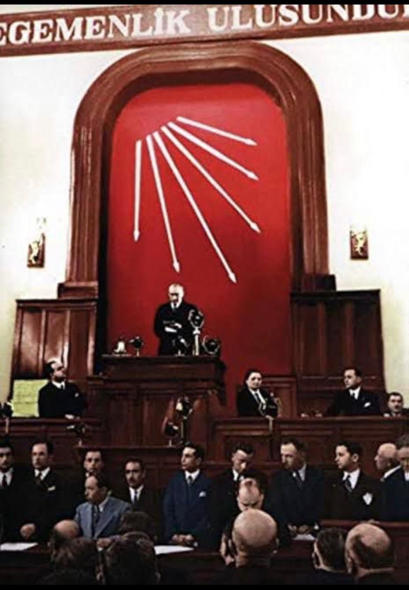 Cumhuriyet Halk Partisi, bu ülkenin kurucu değerlerinin, özgürlüklerin ve halkın sesi olmanın simgesidir. Bugün bir partiyi kapatmaya kalkışanlar, aslında halkın sesini kısmaya, geçmişimizi silmeye ve geleceğimizi karartmaya çalışıyor.
Bu hukuksuzluğa, bu antidemokratik girişime