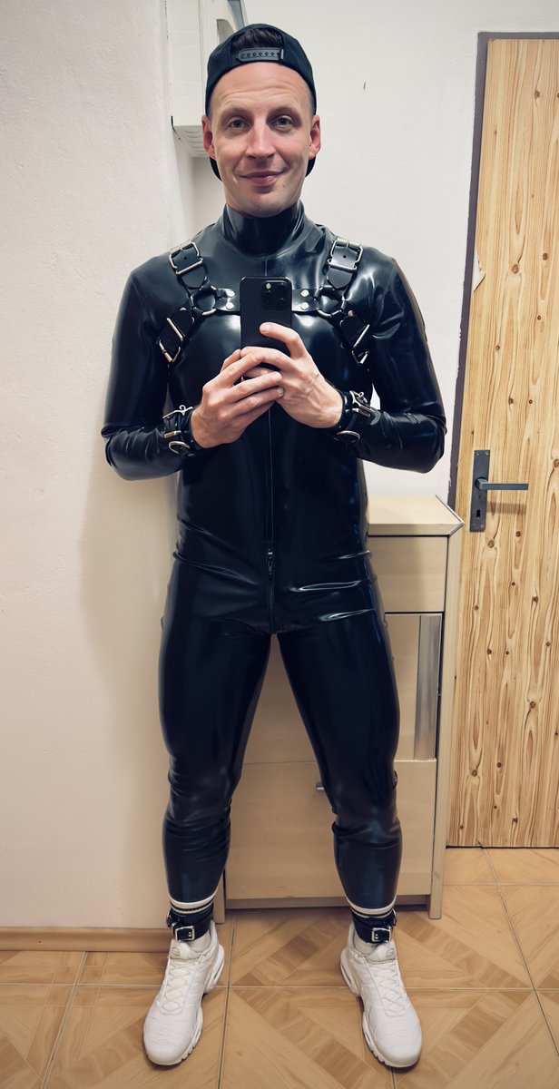 New suit by Blackstyle and harness by Vilain Garçon 9.11.2025 😈🖤⛓️