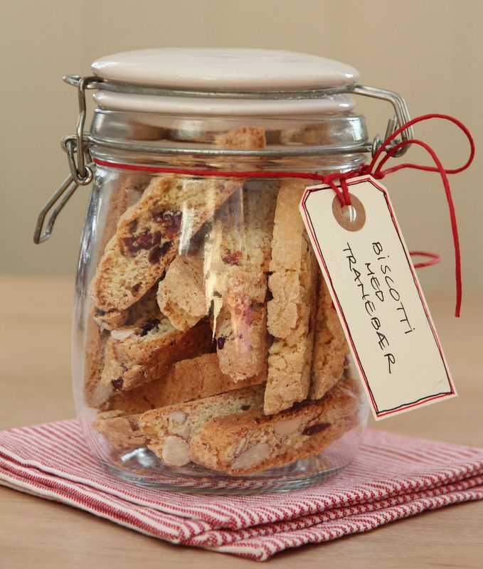 Buon compleanno, fra'. Here's cannoli and my homemade biscotti to enjoy with some coffee. <a href="/ORCHISEA/">최、𝐘͟𝐄𝐎𝐍𝐆𝐆𝐈 .ᐟ 🐻</a>