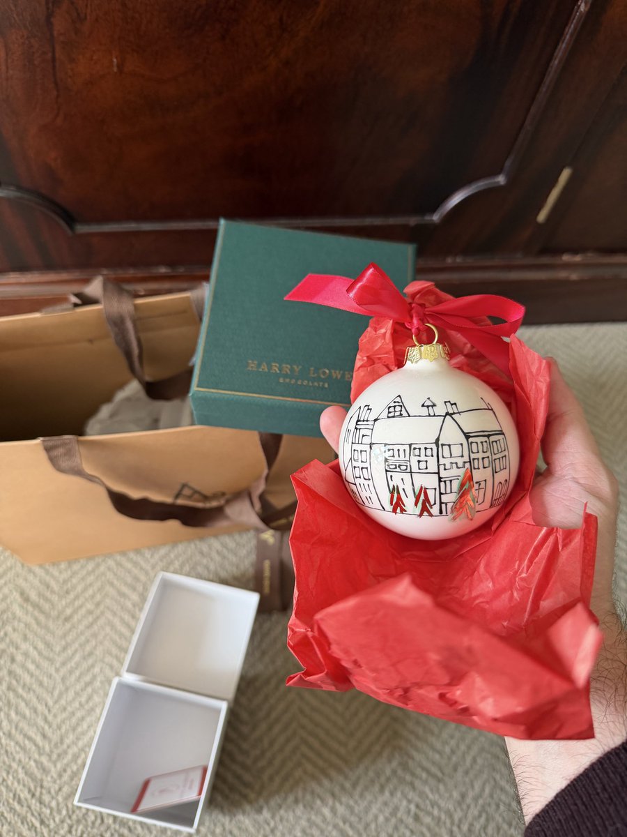 vegetta777's tweet image. Muchas gracias de corazón al suscriptor David (no digo apellidos por si le da cosita) por el regalo 💜 daré a Willy el suyo! Y en minecraft tienes asegurada una visita a cotillearte 🤗