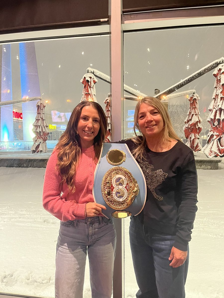 La championne IBF <a href="/KKlavel/">Kim Clavel</a> a reçu sa nouvelle ceinture hier. Depuis sa reconquête de la ceinture mondiale elle est plus sollicitée que jamais en représentations de toutes sortes elle qui est une véritable inspiration pour tous les québécois. Son parcours de reconstruction n’a pas