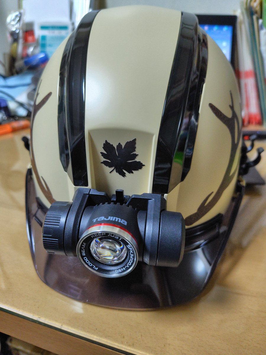 ebiRider21's tweet image. 森活用のヘルメットに自作ステッカーを貼った👷

カッティングマシンや専用アプリと格闘しながらようやく出来た💦

きっとすぐに傷だらけになるだろうけど、次のデザインを考えるのもまた楽しみなのだ😁

#森活
#TAJIMA
#セフメット
#シルエット
#ポートレート4