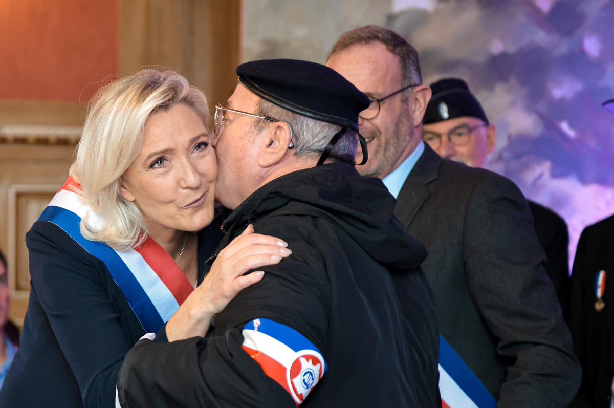 Aux côtés de <a href="/SteeveBriois/">Steeve Briois</a>, j’ai eu l’honneur de remettre à Hénin-Beaumont les diplômes et les médailles du Souvenir Français.

Merci à tous ceux qui œuvrent pour faire vivre la mémoire de ceux qui ont combattu et donné leur vie pour la France.