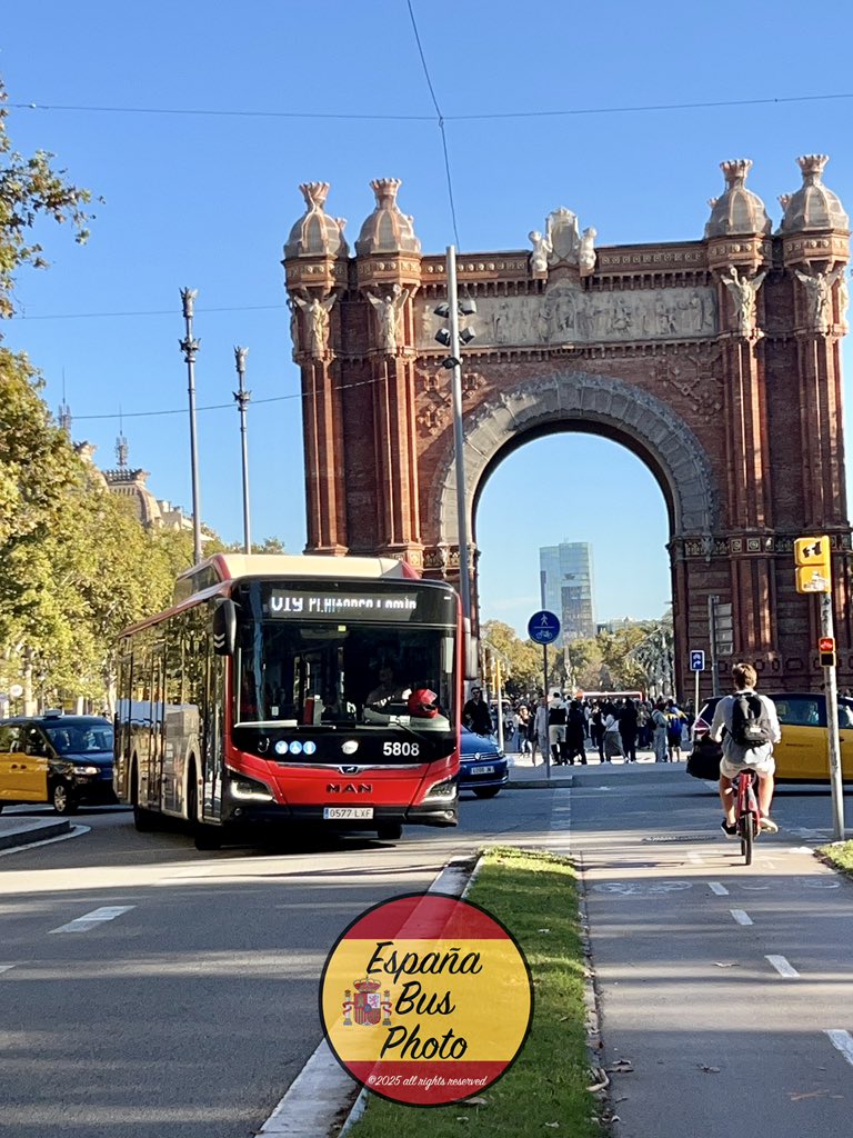 DailyBusPhoto's tweet photo. TMB Route V19 - Pl. Alfonso Comín (Bus
5808) departing stop 3141 in front of the Arc de Triomf in Barcelona.
#Photograghy #PublicTransit #Transit #Bus #BusSpotting
#TMB #MAN #MANBus #MANMoments #LionsCity12 #LionsCity #Barcelona #Catalonia #Spain #Transitgram https://t.co/2gxN8CIrWC