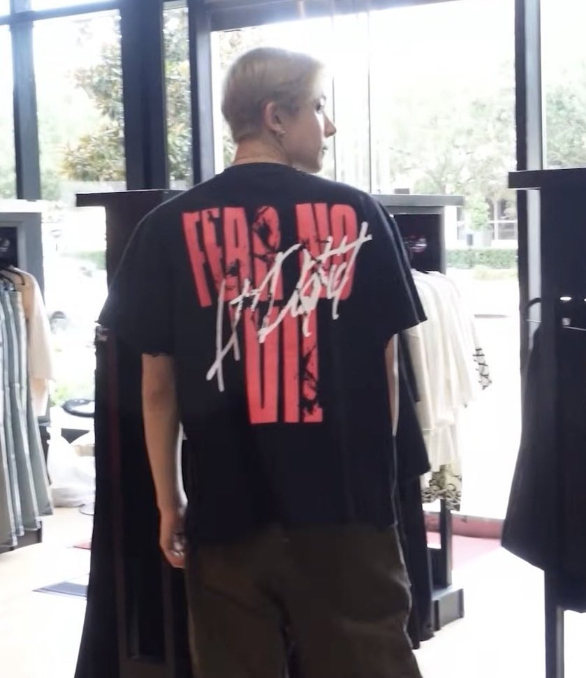 cuddlyheeseung's tweet photo. HIS FCKIN HUGE BACK HOLY SHI https://t.co/OCovwoDbIy