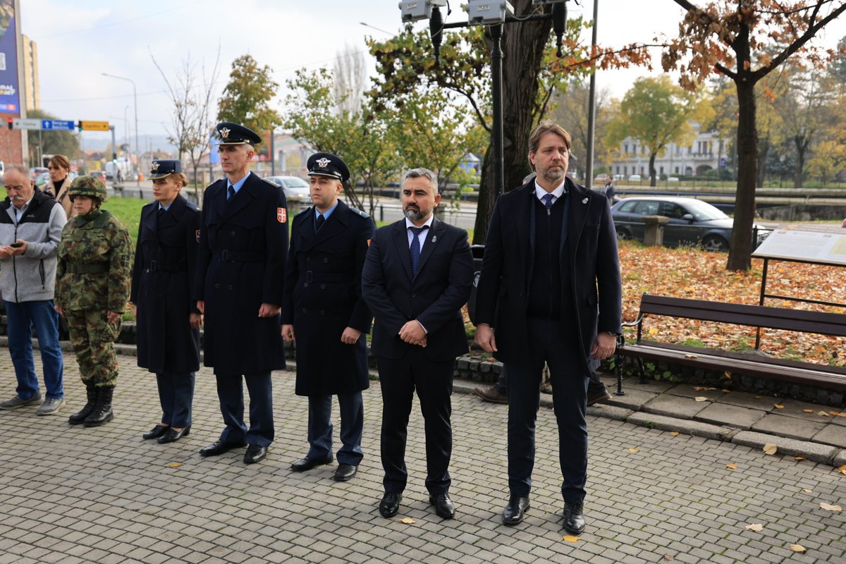 nikoladasickg's tweet photo. Данас смо, крај Споменика палим Шумадинцима, одали почаст херојима који су положили животе за слободу и част Србије.
Крагујевац је у том рату изгубио 426 својих синова чија су имена заувек урезана у нашу историју.
Слава јунацима Великог рата!
Срећан Дан примирја! https://t.co/GZTm31n7Aj