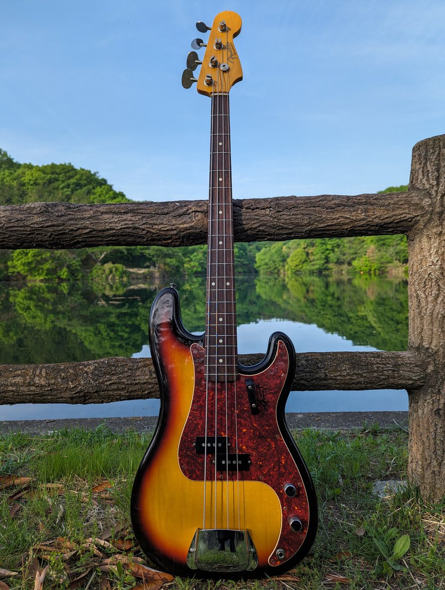 ベースの日だからｳﾁのメイン機見せてあげる
ハマ・オカモトの直筆サインが2カ所も入ってるスペシャルな1本や