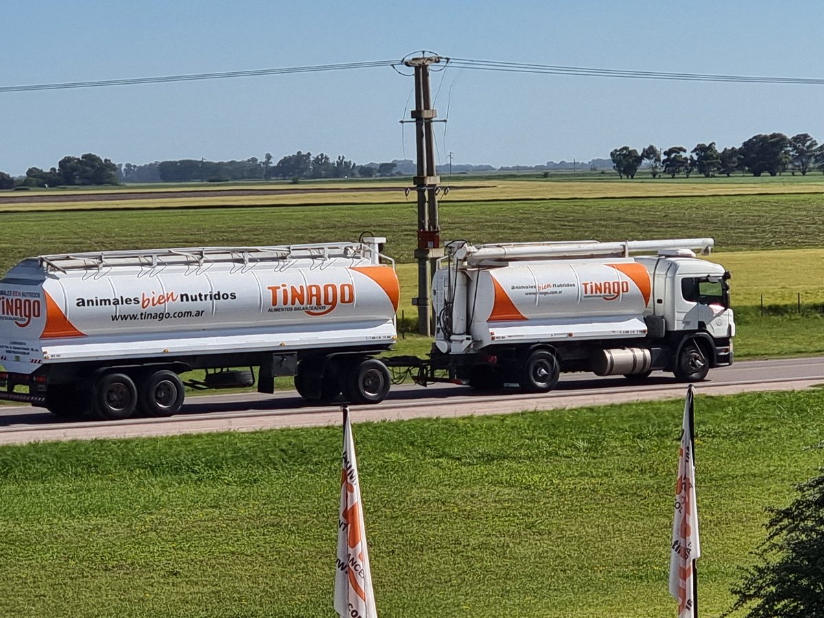 TinagoAB's tweet photo. "¡La mejor opción para tu feed lot, ahora más fácil que nunca! 🌾👍 Mezcla Concentrado Proteico 15% y maíz entero, con rápida adaptación y acostumbramiento, baja fibra. Tolvas auto descargables para entrega directa en silos comederos. ¡Consúltanos! #MezclaConcentrado https://t.co/GdmsItVjRk