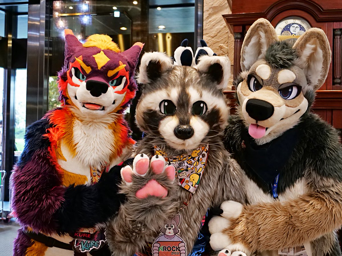 다들 재밌고 멋졌던 친구들과 함께...!! 😊😊🐾🐾🐾 또 다같이 만날수 있기를..!! 🥹🥹
みんな楽しくてかっこよかった仲間たちと一緒に…！！😊😊🐾🐾🐾
またみんなで会えますように…！！🥹🥹
<a href="/MahkunCoyote/">MahkunCoyote🐾おきけも🌴👉kemocon</a> (태그가 안되서 이곳으로..!)
#kemocon18
#FursuitEveryday