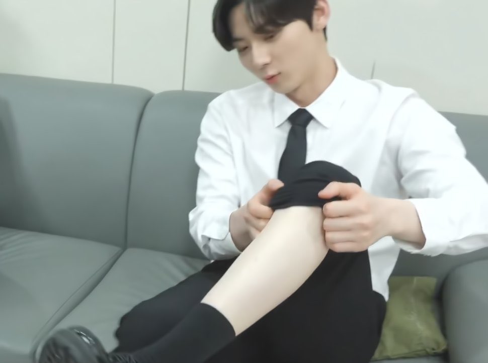 optimushwarng's tweet photo. I'm really pale.  A kind of white and soft guy. Is it ok ? https://t.co/8lzXayp4cr
