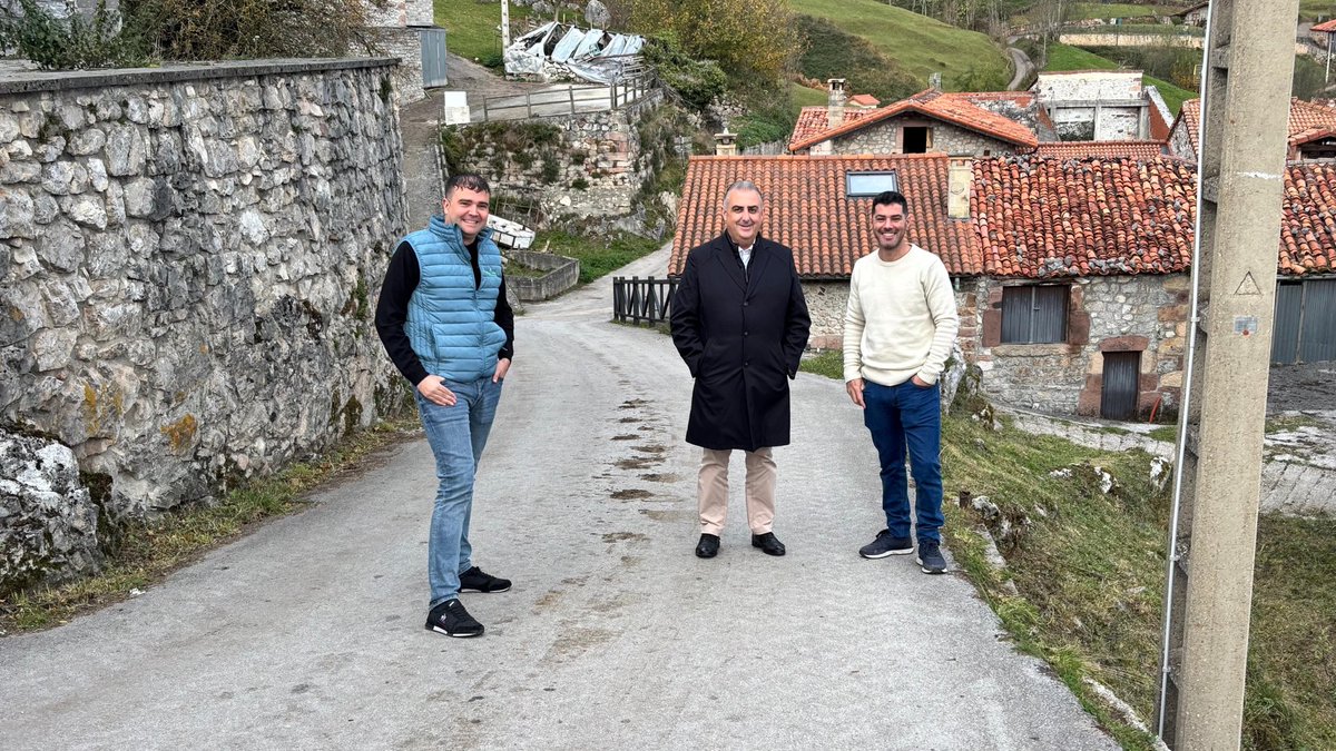 .<a href="/media_roberto/">Roberto Media</a> inaugura en #Tresviso la mejora del acceso a #Hazas para facilitar la comunicación y conexión de sus vecinos

El consejero anuncia la próxima licitación de la mejora de abastecimiento que contará con una inversión de 50.000€
ℹ️ bit.ly/3WM3cCj