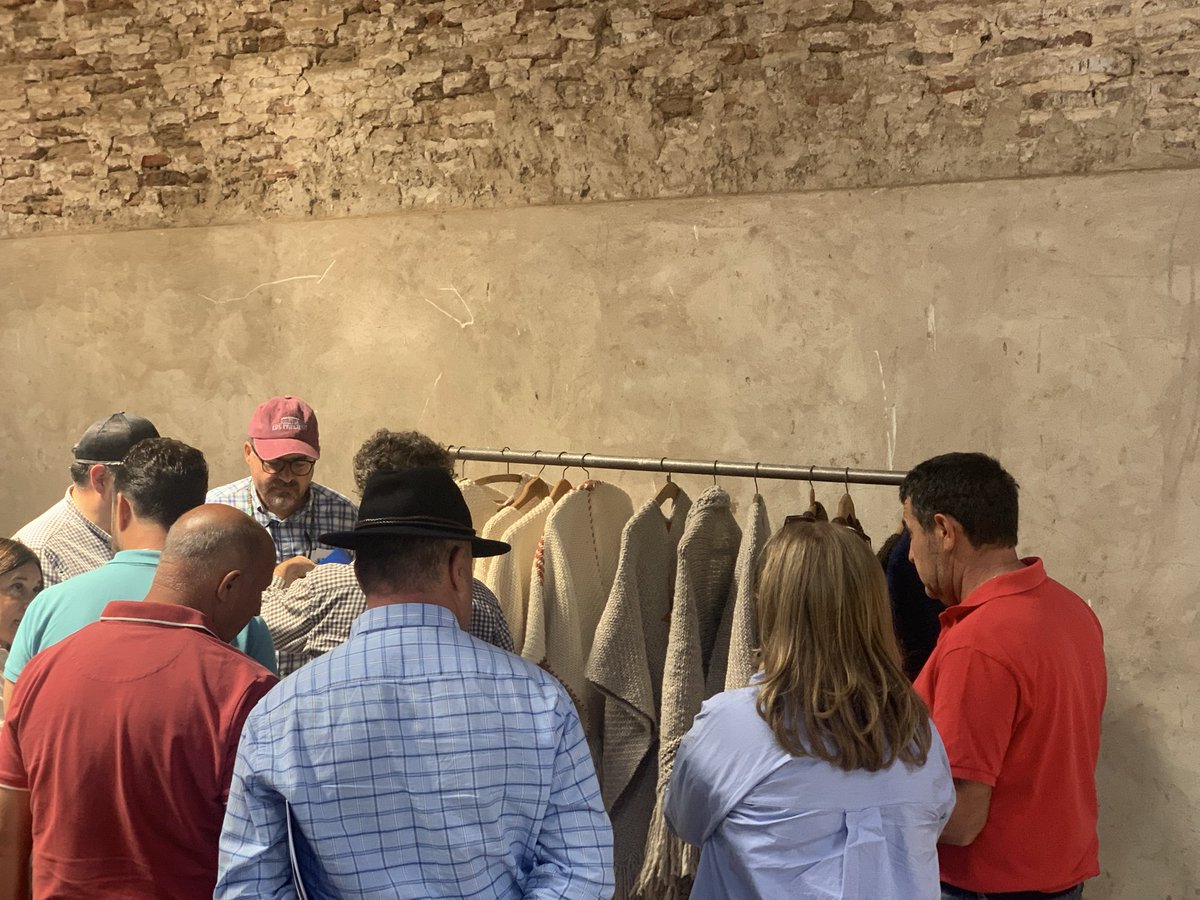 Seguimos en el
Predio , nuestros huéspedes españoles apreciando el trabajo de la familia <a href="/BomberoDel/">CerroDelBombero</a> , agregando valor y difrencia dos el producto de forma familiar . La producción Ovina tiene eso ! Gran importancia socioeconómica para Uruguay