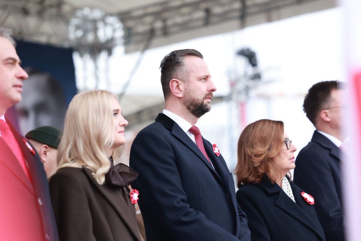 KosiniakKamysz's tweet image. Narodowe Święto Niepodległości to dzień wdzięczności dla wszystkich, którzy walczyli o istnienie i suwerenność  Polski 🇵🇱 To dzień, w którym myślimy o godnej przyszłości i silnej Ojczyźnie dla kolejnych pokoleń. Niech będzie to czas wspólnego, radosnego świętowania i dowód na to,…