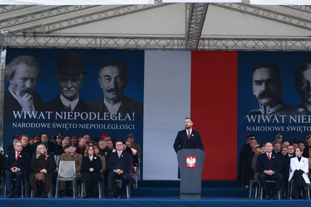 KosiniakKamysz's tweet image. Narodowe Święto Niepodległości to dzień wdzięczności dla wszystkich, którzy walczyli o istnienie i suwerenność  Polski 🇵🇱 To dzień, w którym myślimy o godnej przyszłości i silnej Ojczyźnie dla kolejnych pokoleń. Niech będzie to czas wspólnego, radosnego świętowania i dowód na to,…