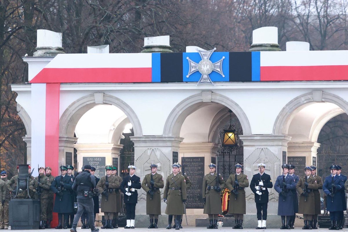 KosiniakKamysz's tweet image. Narodowe Święto Niepodległości to dzień wdzięczności dla wszystkich, którzy walczyli o istnienie i suwerenność  Polski 🇵🇱 To dzień, w którym myślimy o godnej przyszłości i silnej Ojczyźnie dla kolejnych pokoleń. Niech będzie to czas wspólnego, radosnego świętowania i dowód na to,…