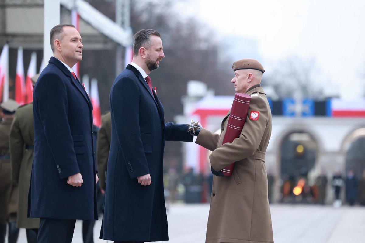 KosiniakKamysz's tweet image. Narodowe Święto Niepodległości to dzień wdzięczności dla wszystkich, którzy walczyli o istnienie i suwerenność  Polski 🇵🇱 To dzień, w którym myślimy o godnej przyszłości i silnej Ojczyźnie dla kolejnych pokoleń. Niech będzie to czas wspólnego, radosnego świętowania i dowód na to,…