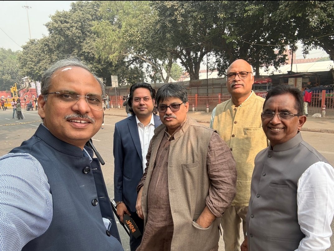 हद है! इतनी हृदय विदारक घटना पर कुछ लोग हस रहे है। हद है!