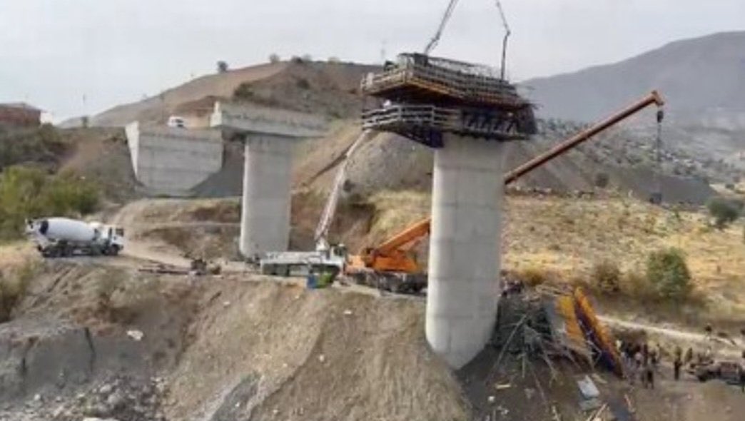 Diyarbakır'ın Kulp ilçesinde köprü inşaatında meydana gelen elim kazada vefat eden işçi kardeşlerimize Allah'tan rahmet, ailelerine sabır ve başsağlığı; yaralanan kardeşlerimize de acil şifalar diliyorum.

Olayla ilgili soruşturma titizlikle yürütülmelidir.
Meselenin takipçisi