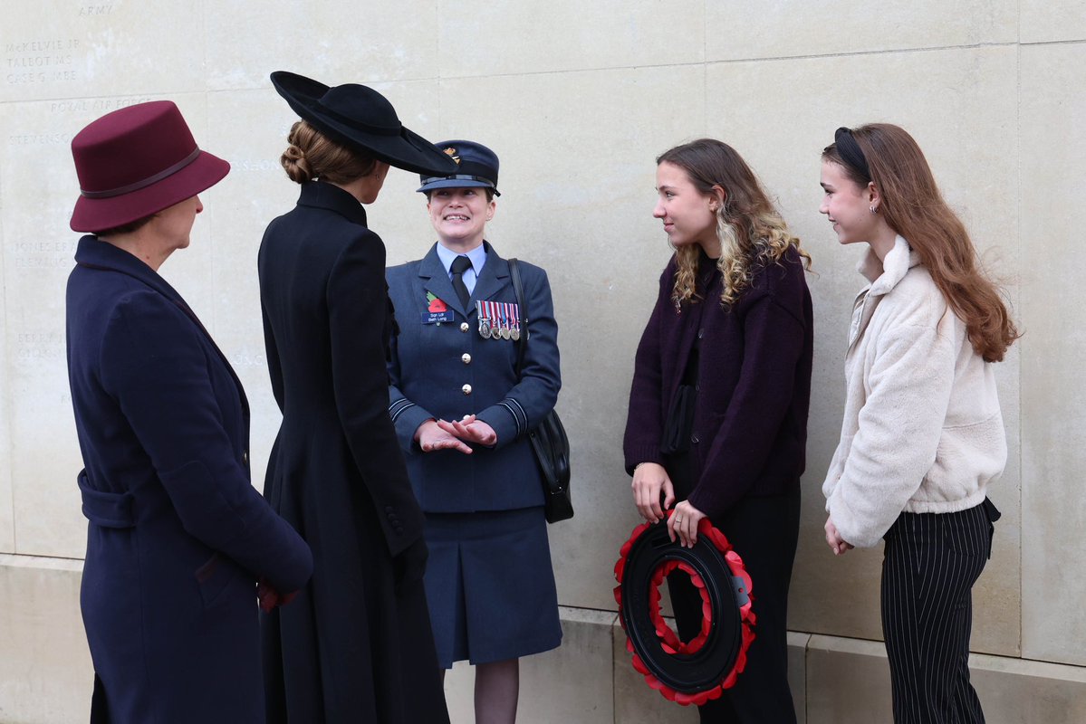 🇬🇧 The Princess of Wales speaking with Squadron Leader Beth Long &amp; daughters Scarlett &amp; Sophie “- the family of the late Squadron Leader Mark Long, who died in a Spitfire crash in May 2024.”