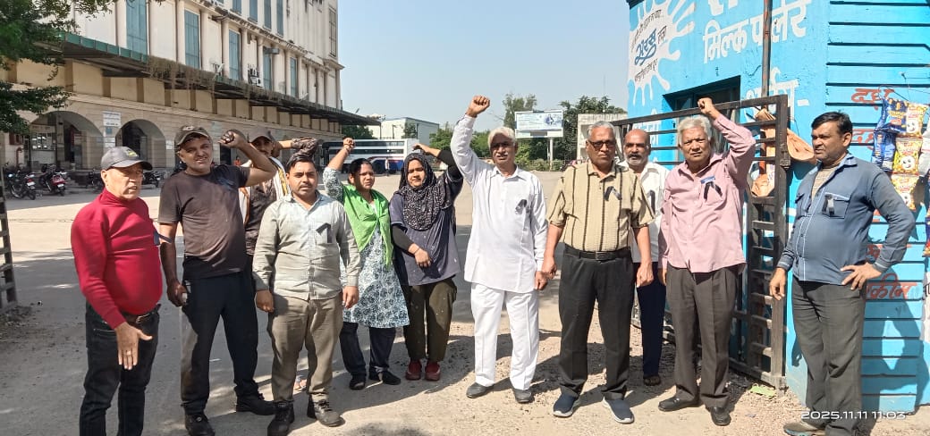 राज्य सरकार के 9 अक्टूबर 25 को जारी किए आदेश के विरुद्ध प्रथम चरण में संपूर्ण राजस्थान में कर्मचारियों द्वारा काली पट्टी बांधकर विरोध प्रदर्शन किया गया । सभी कर्मचारी राज्य सरकार के Ops वापस लेने के निर्णय का कड़ा विरोध करते हैं । 
#opsforever