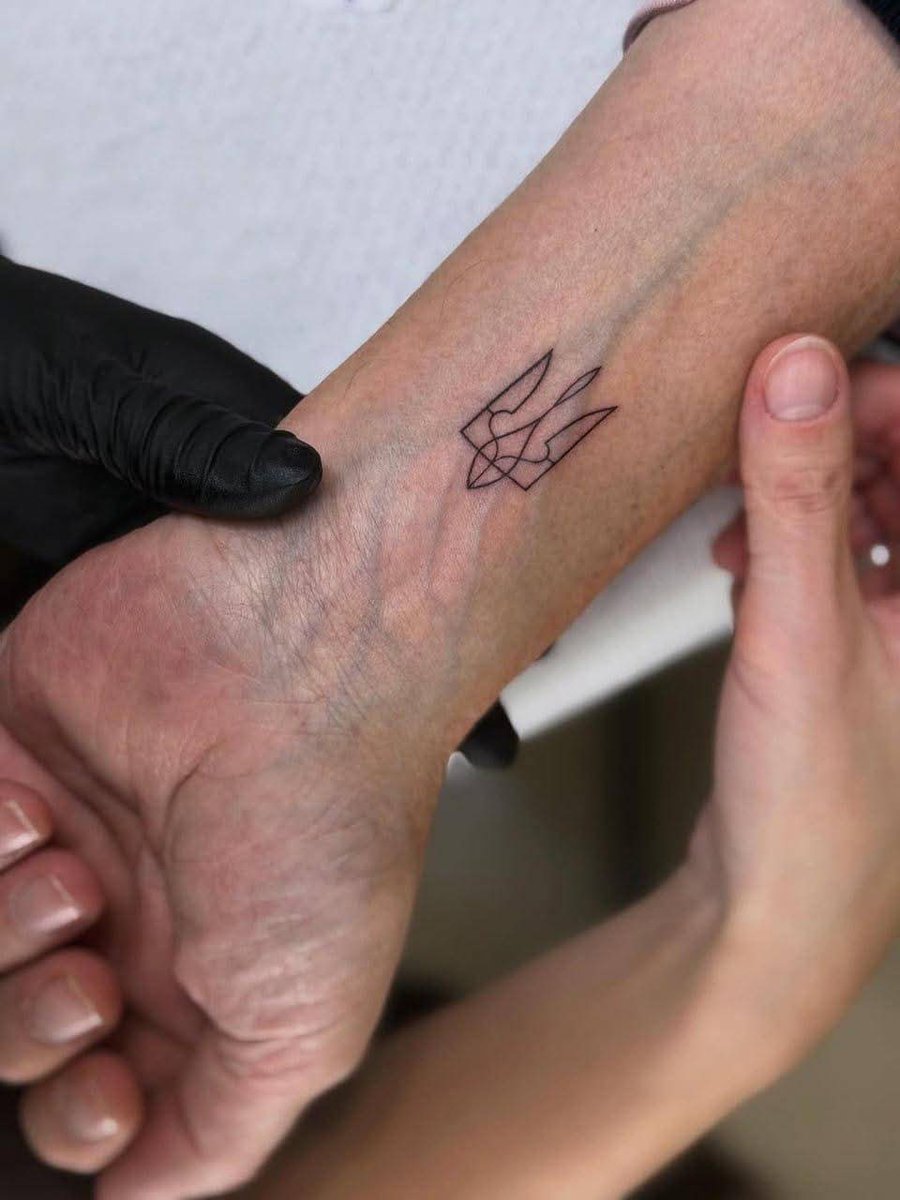 Le sénateur italien Carlo Calenda s'est fait tatouer les armoiries ukrainiennes sur le bras, provoquant une hystérie en Fédération de Russie

Ce tatouage m'accompagnera désormais toute ma vie. Gloire à l'Ukraine !

L'ambassade de Russie en Italie a accusé Carlo Calenda de nazisme