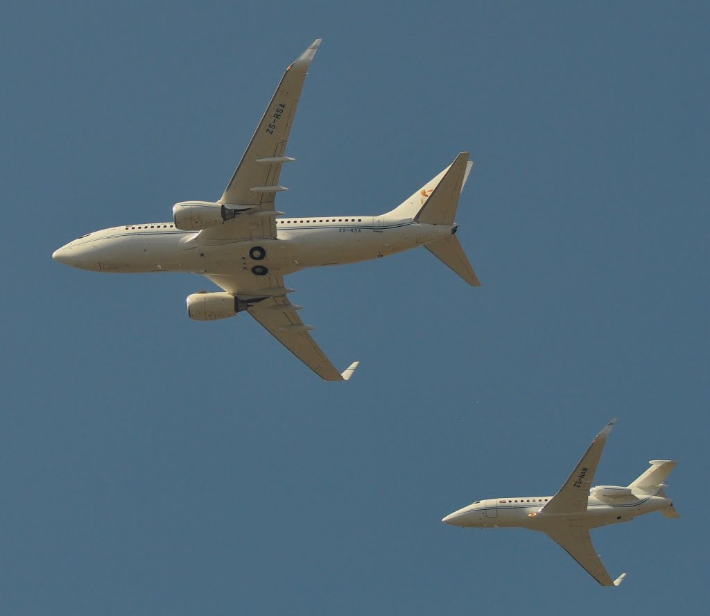 API_Winglets's tweet image. Governments worldwide operate VIP fleets for heads of state—and many have upgraded with Blended Winglets to boost performance. Seen here: South Africa’s Boeing 737 BBJ and Falcon 900, both flying with Aviation Partners’ signature design.

#ThinkWinglets #BizAv #Falcon
