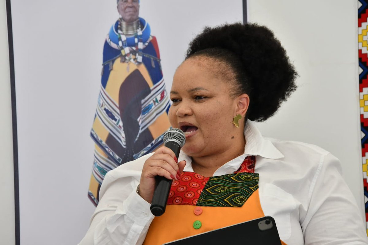 SportArtsCultur's tweet image. Happy 90th birthday to Dr Esther Mahlangu, a Living Legend and custodian of South Africa’s cultural heritage. Her bold Ndebele designs have taken our art to the world.

#DrEstherMahlangu #LivingLegend #DSAC #VanToekaAf #HappyBirthday