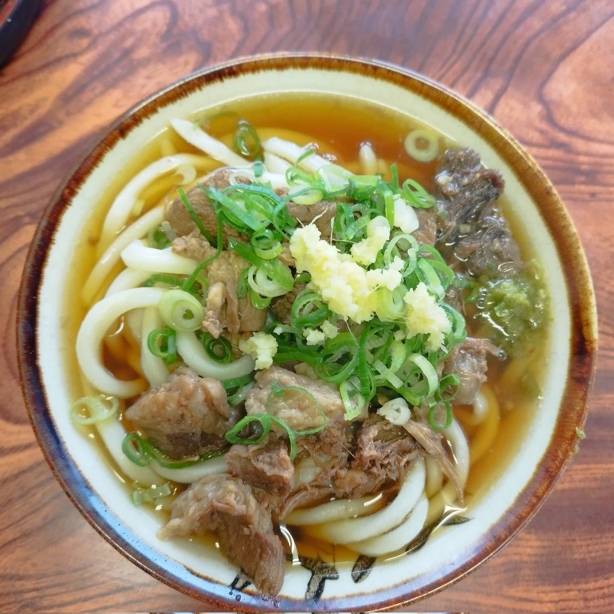 taichannel20's tweet photo. 北九州市小倉南区にある村上うどんの肉うどん小800円。
生姜は自分ですりおろすスタイル。
ゴロゴロお肉は食べ応えあって美味しかったが、うどんがよく茹でが良かった(好みやね)

いなりや巻き寿司の100円はあの大きさで安いと思う。
星3.5つ
 
 #小倉肉うどん
 #村上うどん https://t.co/ZOVDBXfVOG