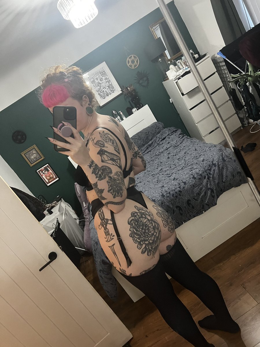 Altb4byXXX's tweet photo. Its thigh high sock season https://t.co/qSJs0iNLTa
