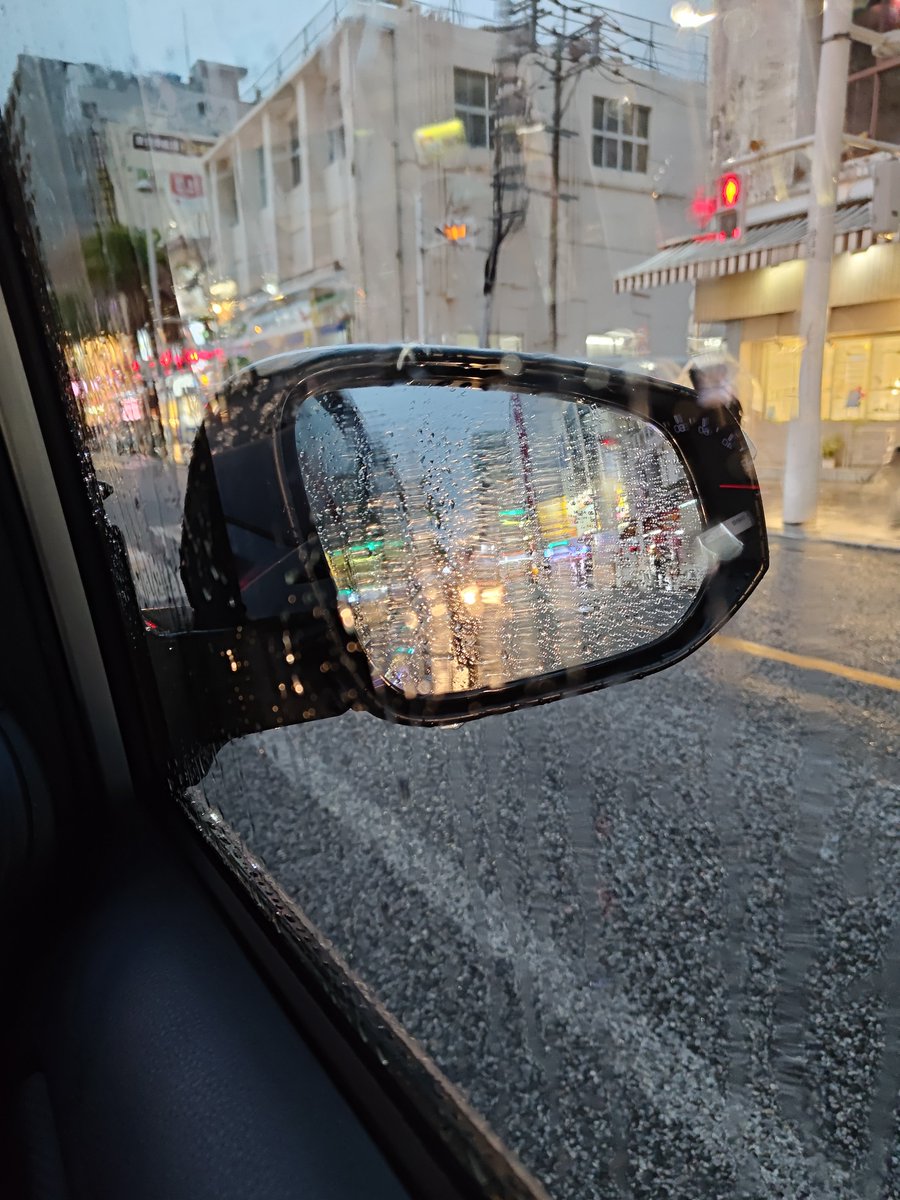 yokun_wrxs4's tweet image. レンタカー借りたんすよ。
サイドミラーウロコ酷いし撥水もないから何も見えなくて沖縄に来てまでオートバックスでウロコ取りと撥水剤を……問題はいつ施工するか。。