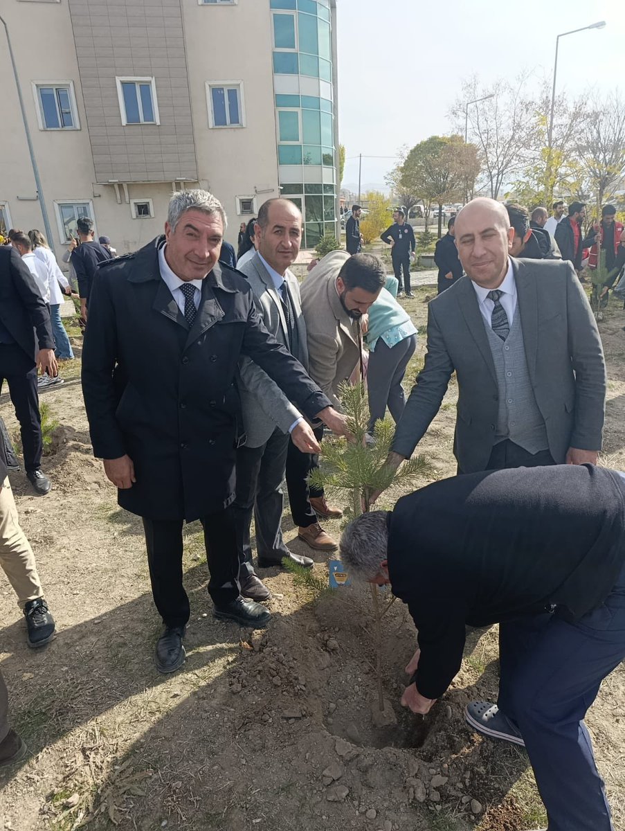 11 Kasım Milli Ağaçlandırma Günü’nde Kaymakamımız Sn. Furkan KORKUSUZ’UN katılımıyla gerçekleştirilen fidan dikme etkinliğine bizde katıldık. 
Bizde doğaya nefes olduk! Fidanlarımızı toprakla buluşturduk, geleceğe yeşil bir miras bıraktık. <a href="/frknkrksz/">Furkan Korkusuz</a> <a href="/Diyadin004/">DİYADİN KAYMAKAMLIĞI</a>
