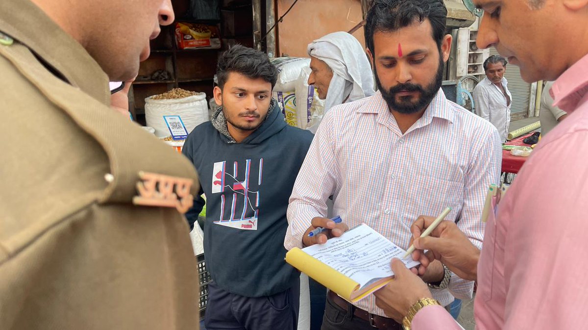 आज 11/11/2025 को #राष्ट्रीय_तम्बाकू_नियंत्रण_कार्यक्रम के अंतर्गत शिकायत का संज्ञान लेते हुये नोडल अधिकारी डॉ. रोबिन चौधरी व टीम द्वारा दिगम्बर जैन इंटर/ डिग्री कॉलेज बड़ौत के पास की दुकानों पर छापेमारी की गई। धारा 6A के तहत 06 दुकानों पर जुर्माना लगाया गया व चेतावनी दी गई। 🚭