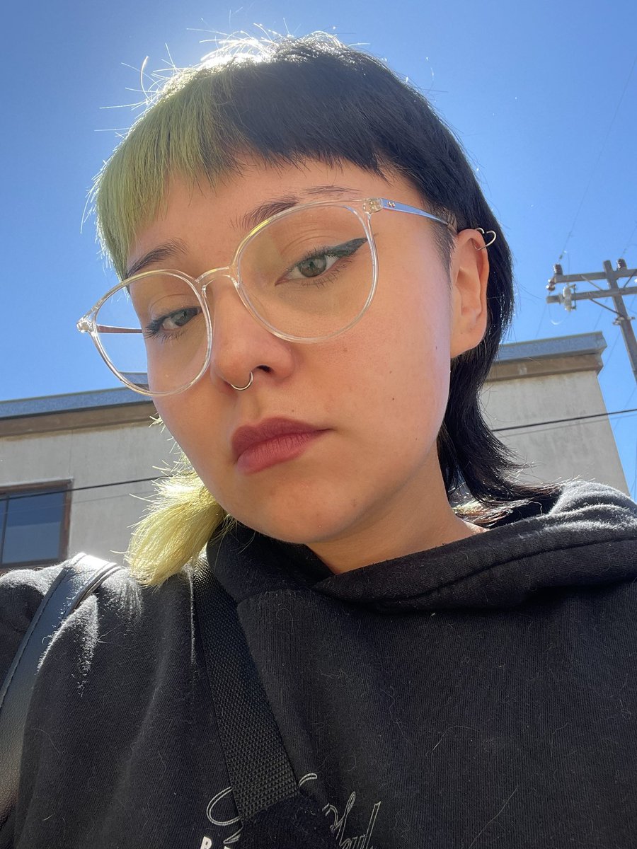 /me le mira con disgusto 
☀️