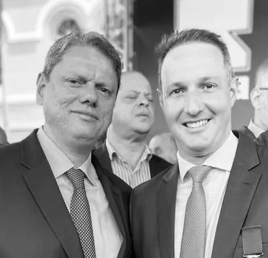 pedrorousseff's tweet image. COMPARTILHEM AO MÁXIMO ✅✅

- PF fez operação megaoperação CONTRA o PCC em SP, DEVASTANDO a Faria Lima.

- Derrite, secretário de segurança de SP, FOGE para a Câmara.

- Ganha relatoria de projeto e TIRA
PODERES da PF para investigar o CRIME ORGANIZADO.  

A EXTREMA-DIREITA…