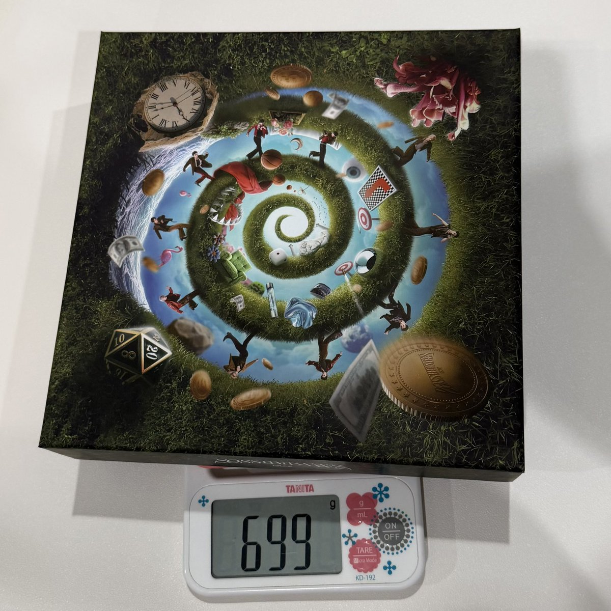 cakebbp's tweet image. มีสิ่งที่สงสัยอยู่อย่างนึง คือก่อนรับบั้มคิดไว้แล้วว่าคงจะหนักแน่ ๆ เพราะเห็นแจ้งว่าน้ำหนักโดยประมาณ 2.5 กก. และค่าส่งบั้มนึงตั้ง 165 บาท แต่พอได้รับจริงรู้สึกเบากว่าที่คิด เลยลองชั่งคร่าวๆ ดู ไม่ถึง 1 กก. ด้วยซ้ำนะ ทำไมค่าส่งแพงขนาดนั้น ...