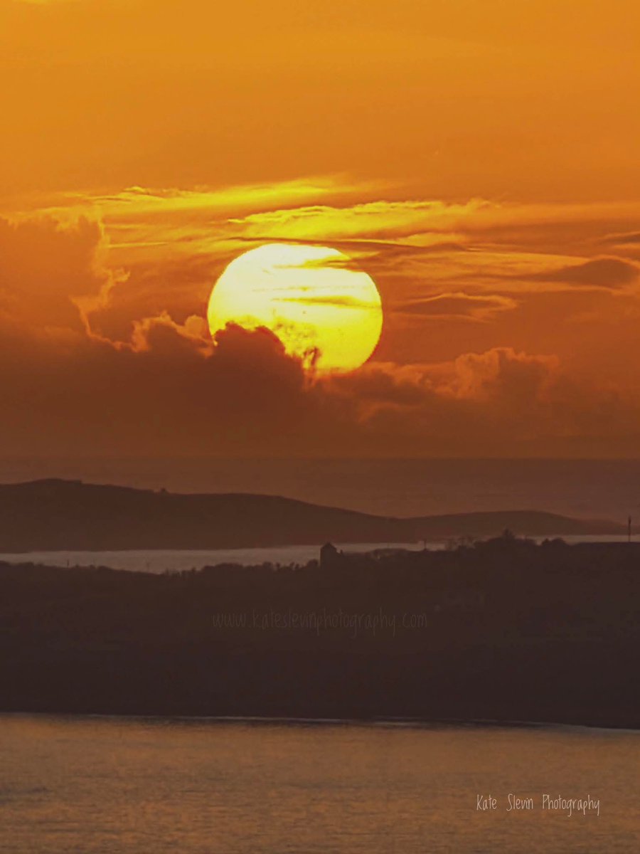 ThisIsIreland3's tweet photo. Sun setting yesterday evening at Warren Beach, Inver 🌄🌅
An amazing photo 😲😲
📍Co. Donegal - Éire 🇮🇪
📸 Kate Slevin Photography
#Inver #Donegal #Ireland #Sunset #WarrenBeach https://t.co/YkGkudfmPF