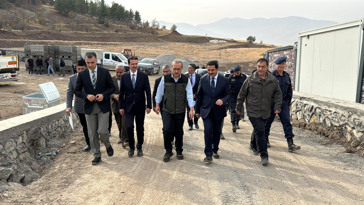 Malatya Valimiz Seddar Yavuz ile birlikte yapımı devam eden Hayvan Barınağı proje alanımızda incelemelerde bulunduk. 

68 dönümlük alan üzerine kurulan bu modern tesis, 1.000 hayvana aynı anda hizmet verebilecek kapasiteye sahip olacak.

Can dostlarımız için daha iyi yaşam